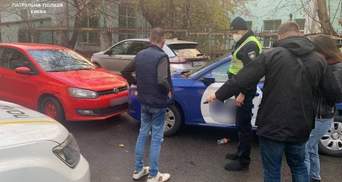 Бутылки валялись по всему салону: в Киеве пьяный водитель влетел в припаркованный автомобиль