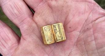 Британка нашла 600-летнюю мини-Библию из золота: фото крошечной реликвии