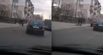 Во Львове водитель микроавтобуса избил велосипедиста посреди улицы