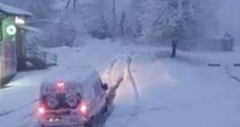 Через снігопад на Прикарпатті швидка не змогла виїхати з лікарні: відео