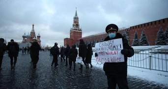 Бывший майор российской полиции вышел под стены Кремля с плакатом "Путин убийца"