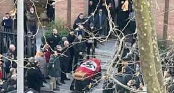 В Италии на похоронах неонацистки гроб завернули в свастику: вспыхнул скандал