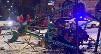 Разбил "Рождественский городок": в Черновцах машина снесла аттракционы