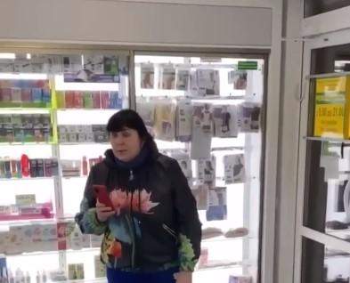 Скандал в аптеці Києва, жінка облаяла провізора через зауваження про відстуність маски