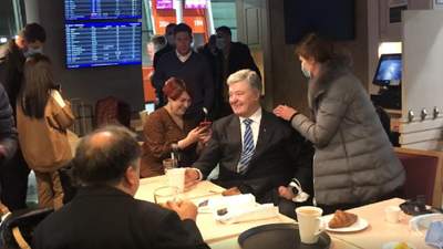 Порошенко повертається в Україну: політик прибув в аеропорт Варшави