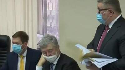 Порошенко задремал прямо во время суда: видео с заседания