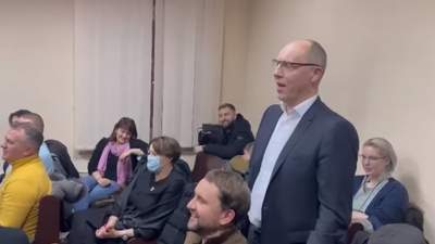 Депутати й журналісти на суді щодо Порошенка почали колядувати, – відео з залу суду