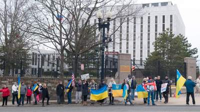 "Остановите Путина сейчас": украинцы вышли на протест под посольство России в Вашингтоне