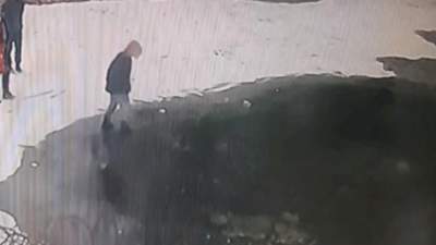 У Мелітополі школярки по черзі виходили на лід та провалювалися: безглузде відео