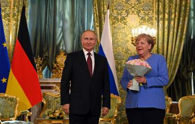 Прощальные обещания: как Меркель не удалось помирить Москву и Киев