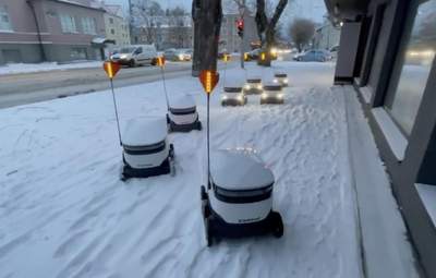 "Повстання машин": в Естонії через снігопад роботи-кур'єри утворили затор – курйозне відео