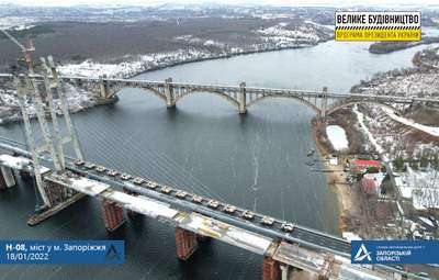 Проверили на прочность: в Запорожье на новый мост загнали 30 грузовиков