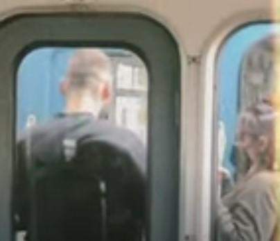 Пара проїхалася між вагонами метро у Києві, вони робили фотосесію на тлі Дніпра