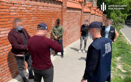 Взяли 2000 доларів хабаря у підозрюваного: ДБР затримало у Львові 2 поліцейських-криміналістів