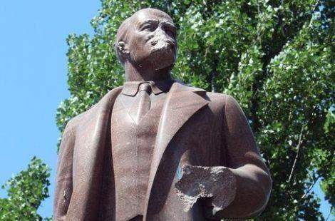 Пам'ятник Леніну в Києві пошкодили 2009 рік фото