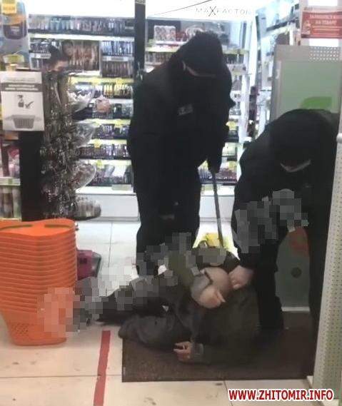 У Житомирі охоронці супермаркету побили чоловіка, який зайшов погрітися