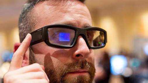 Ученые создала инновационные очки, которые проецируют изображение на сетчатку