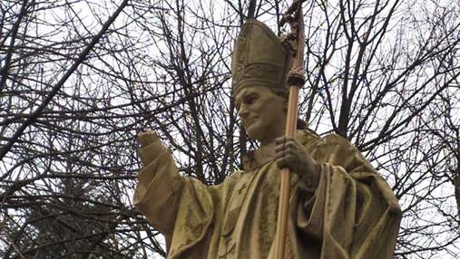 В Трускавце памятнику Папе Иоанну Павлу II оторвали руку: фото, видео