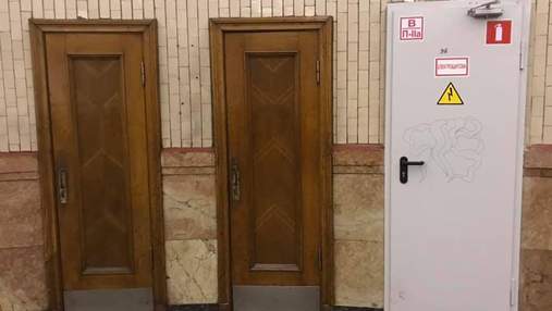 У Києві на станції метро "Арсенальна" встановили нові двері: урбаністи вважать це вандалізмом