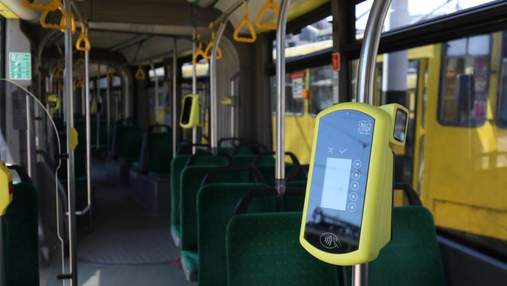 Е-билет уже во Львове: в трамваях установили первые валидаторы