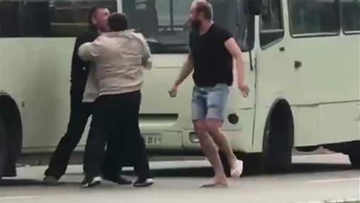 В Киеве подрались водители маршруток: не поделили остановку и начали плеваться – видео