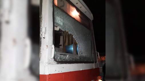 У Кривому Розі підлітки розтрощили трамвай і побили пасажира