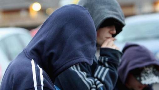 Жителі Борщагівки поскаржилися на зухвалу банду підлітків-грабіжників: у поліції відреагували