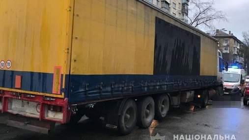 В Киеве дальнобойщик переехал пенсионерку, которая бросилась под колеса грузовика