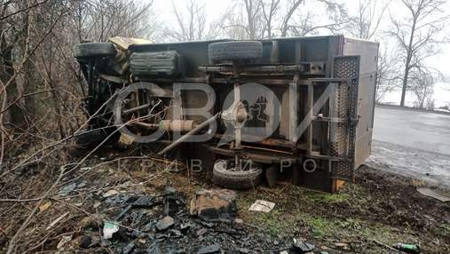 Біля Кривого Рогу вантажівка знесла зупинку та перекинулася