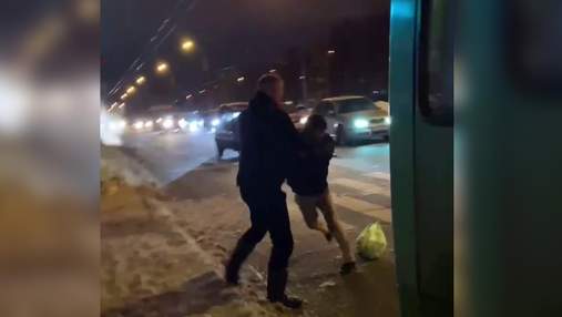 В Харькове водитель маршрутки подрался с пассажиром: жесткое видео (18+)