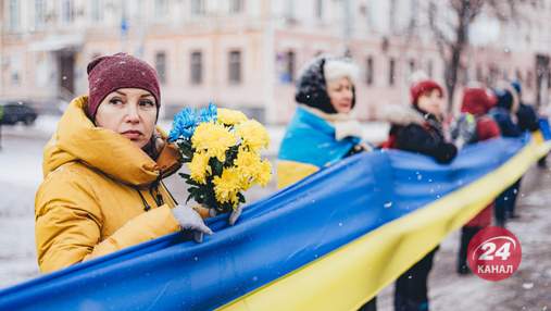 Софійську та Михайлівську площі з'єднали 500-метровим прапором: вражаючі фото