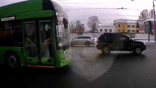 Едва не попали в ДТП: в Харькове троллейбус не пропустил скорую – видео с места происшествия