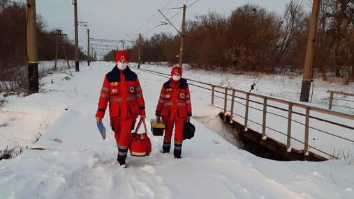 Харьковские медики прошли пешком более километра, чтобы помочь пенсионерке