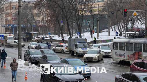 На Подолі у Києві легковик влетів у  автозак та надовго зупинив рух трамваїв