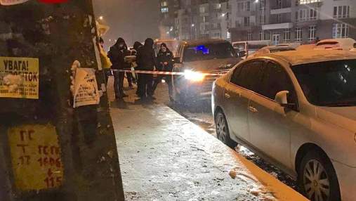 На Лівобережці у Києві невідомий розстріляв елітний Lexus: відео з місця події