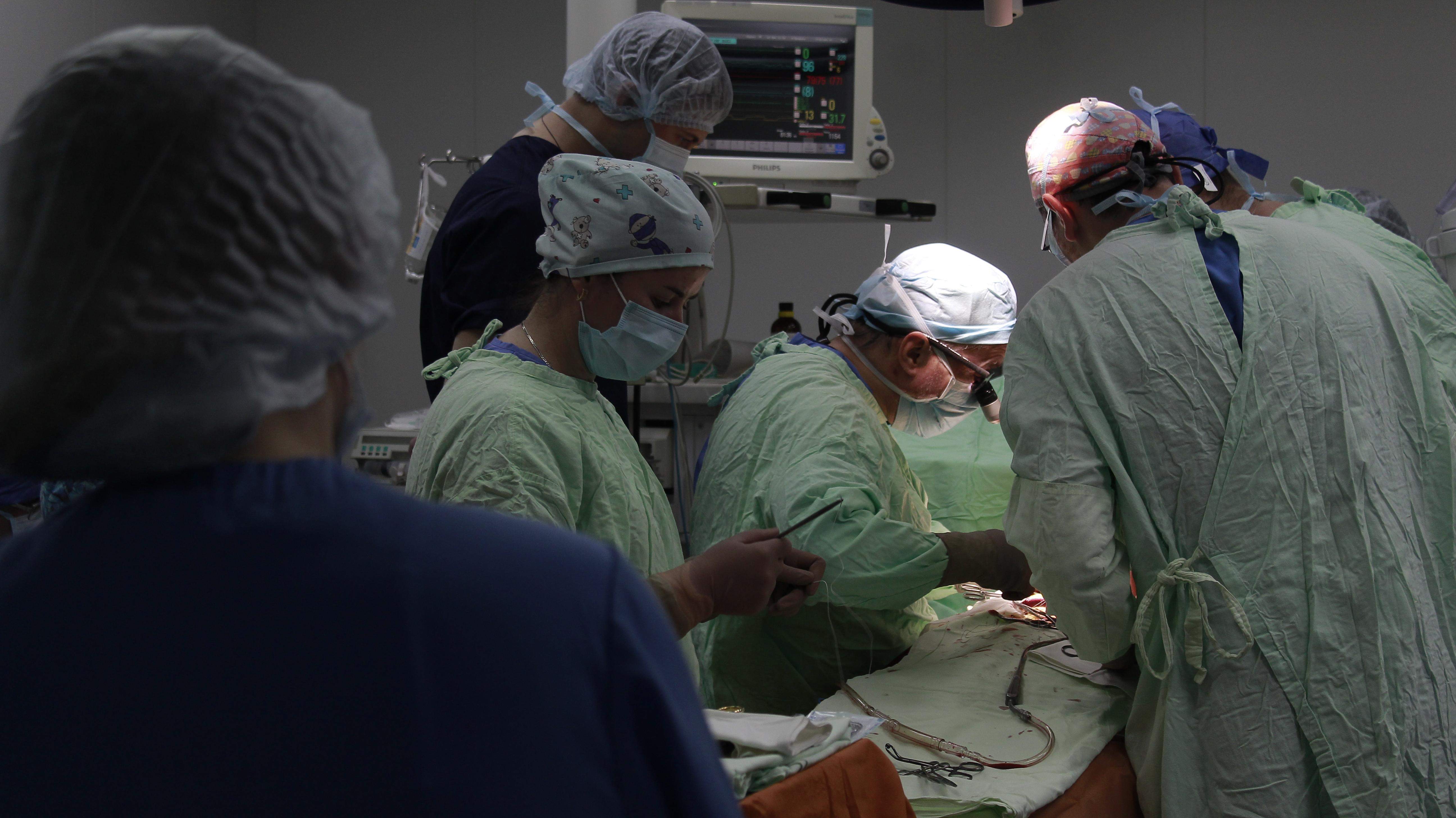Серцево-судинний хірург Пауль Фогт проводить операцію