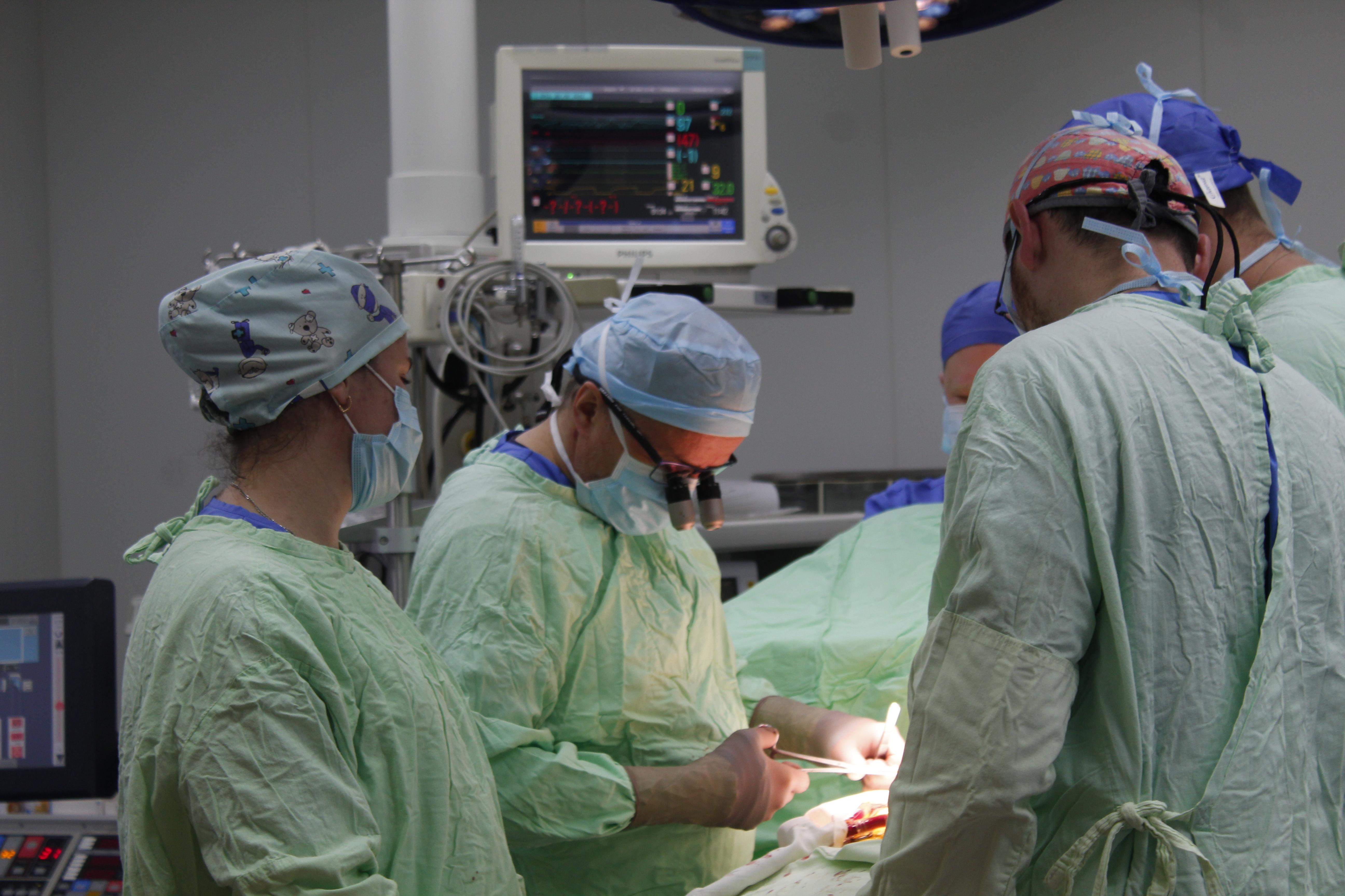 Серцево-судинний хірург Пауль Фогт проводить операцію