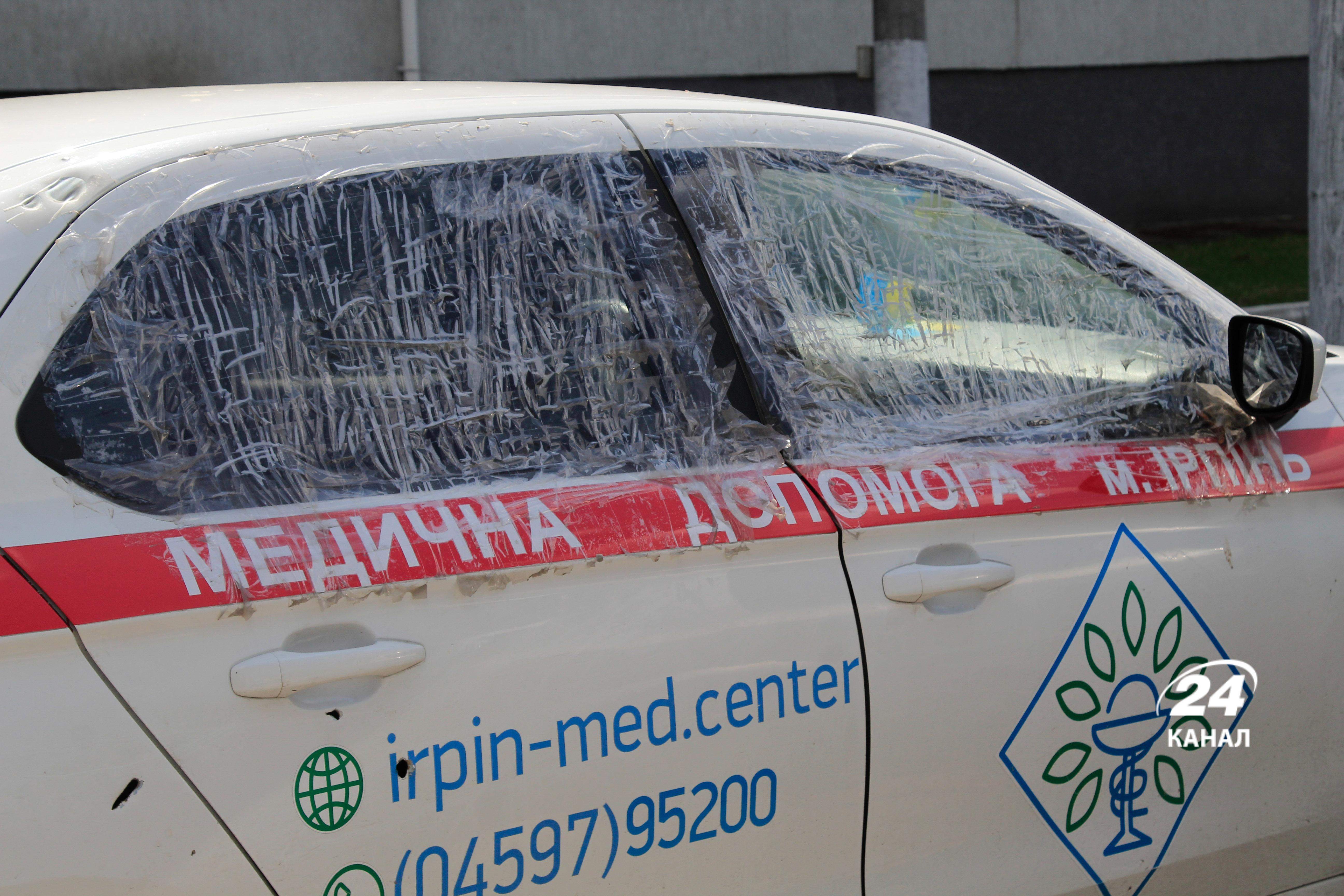 Пошкоджені автівки медичної допомоги в Ірпені