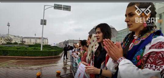 у Мінську дівчата співають про старого діда