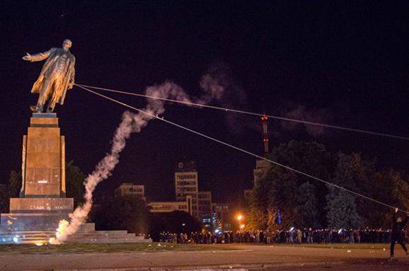 Пам'ятник Леніну в Харкові повалили з другої спроби