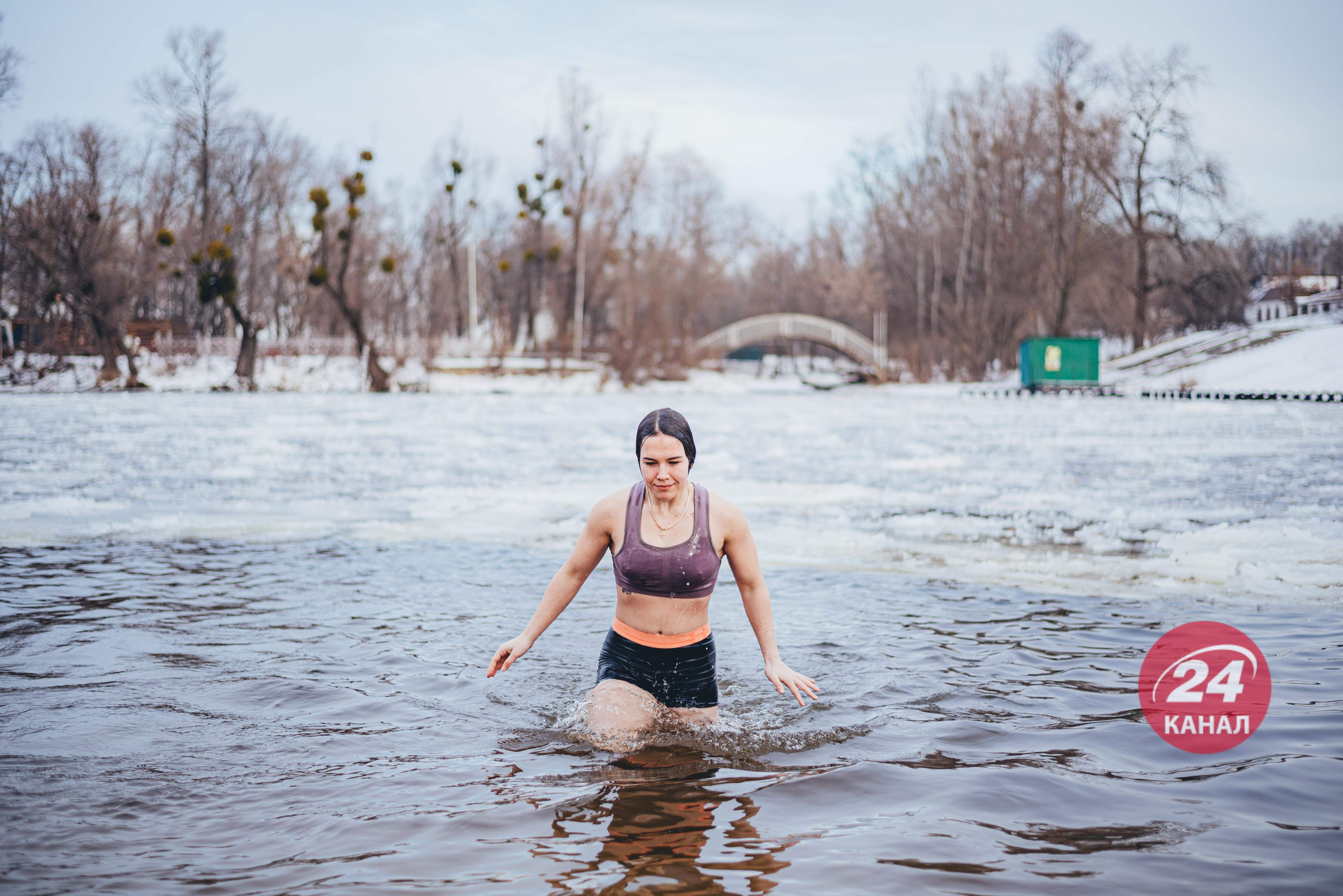 Водохреще в Києві, купання в Гідропарку, кияни пірнають в ополонку