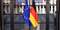 Прапори ЄС і Німеччини перед входом до Європарламенту