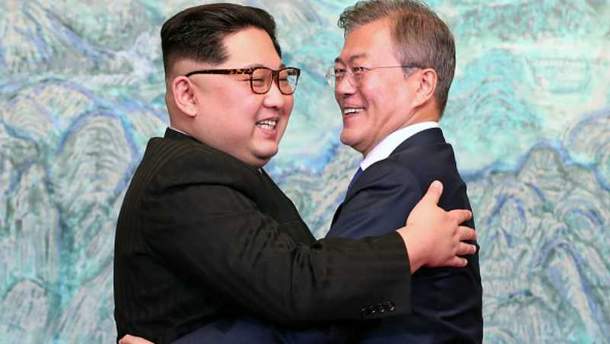 Усмішки, обійми і сосна: найяскравіші кадри з візиту Кім Чен Ина в Південну Корею