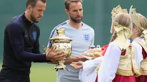 Футболісти збірної Англії відмовилися куштувати російський коровай під час ЧС-2018