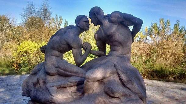 Братьев Кличко увековечили в гранитной скульптуре