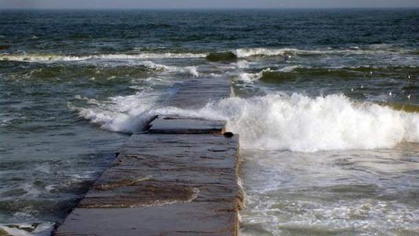 В Одесі дівчину змило з пірса в море