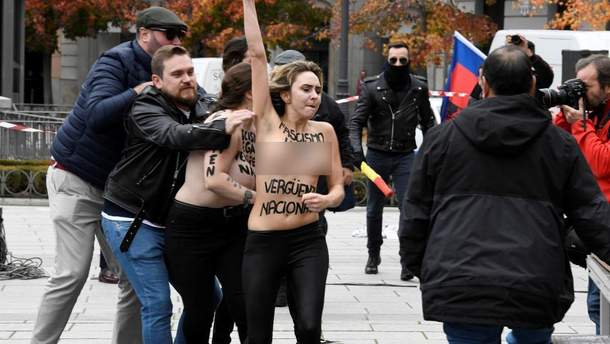 Обнаженные активистки Femen вторглись на акцию фанатов диктатора Франко в Мадриде