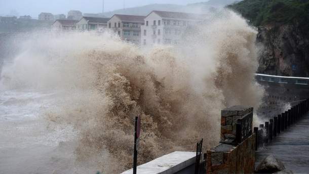 Китай накрыл мощный тайфун'Лекима
