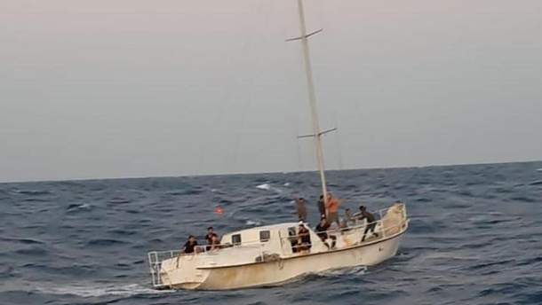 На маленькой прогулочной яхте находились аж 74 нелегальных мигранта