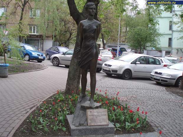Зоя Космодем'янська, Київ, пам'ятник Зоя Космодем'янська, Київ, пам'ятник